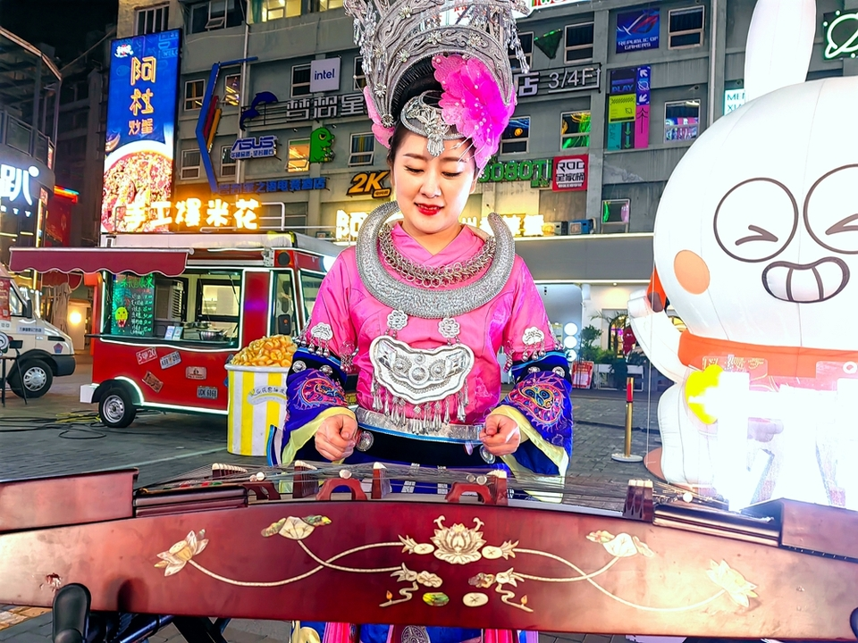 Chinese National Folk Music Performance Presented at an Internet-famous Nighttime Consumption Market in Guizhou, Guiyang Province_fororder_图片3