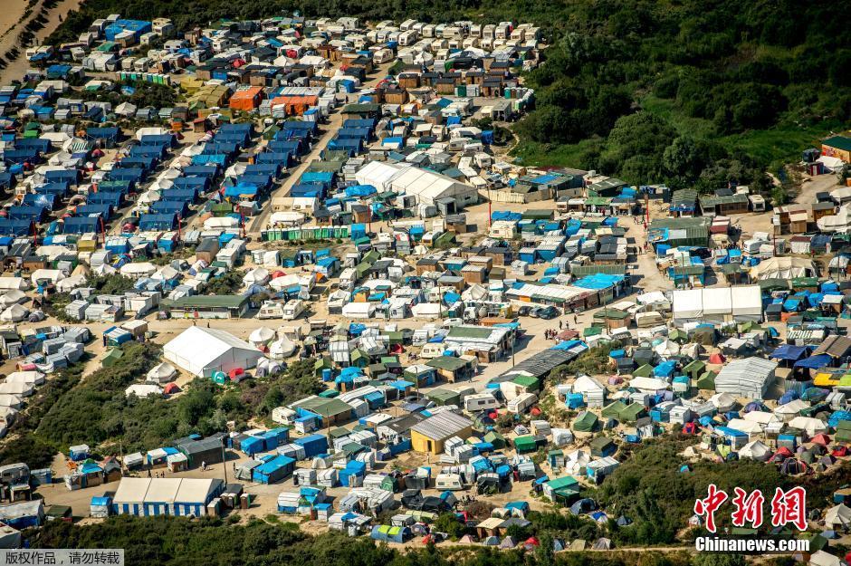 航拍法国加莱营地 容纳近万移民格外壮观