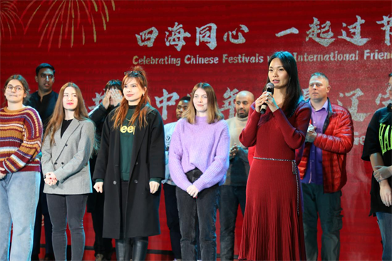 Partageant la culture sur la fête du Printemps, des amis étrangers profitent des réunions dans la province du Liaoning_fororder_图片3