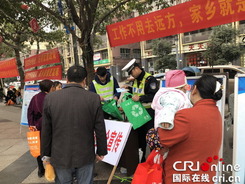 已过审【社会民生】九龙坡警方开展志愿服务活动 传播文明交通知识