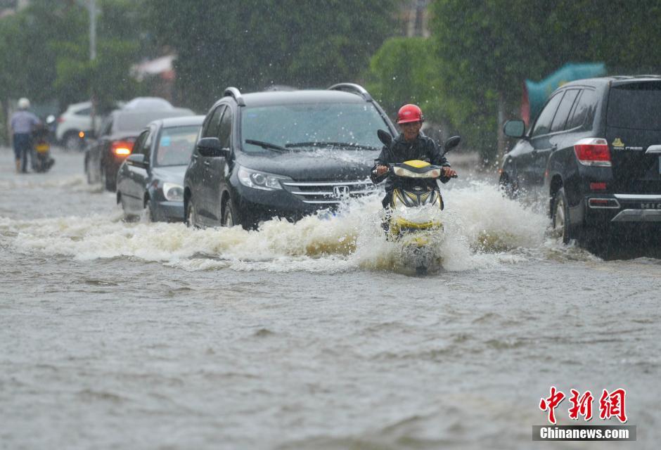 南海热带低压携暴雨袭琼 海南逾万人转移