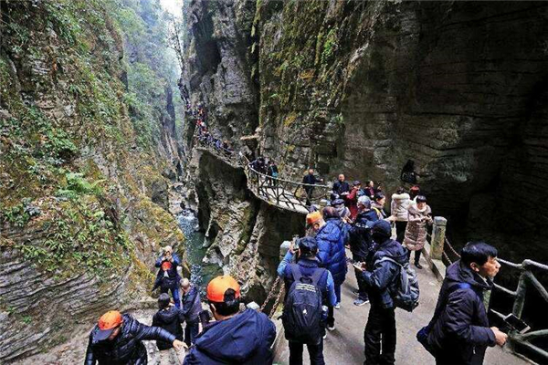 “旅游的春天到了” 湖北恩施旅游市场火热_fororder_01