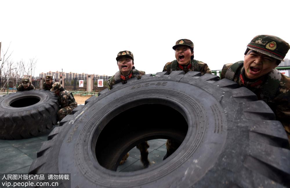 合肥：武警女兵练精兵迎“三八”