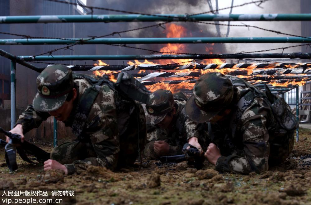 合肥：武警女兵练精兵迎“三八”