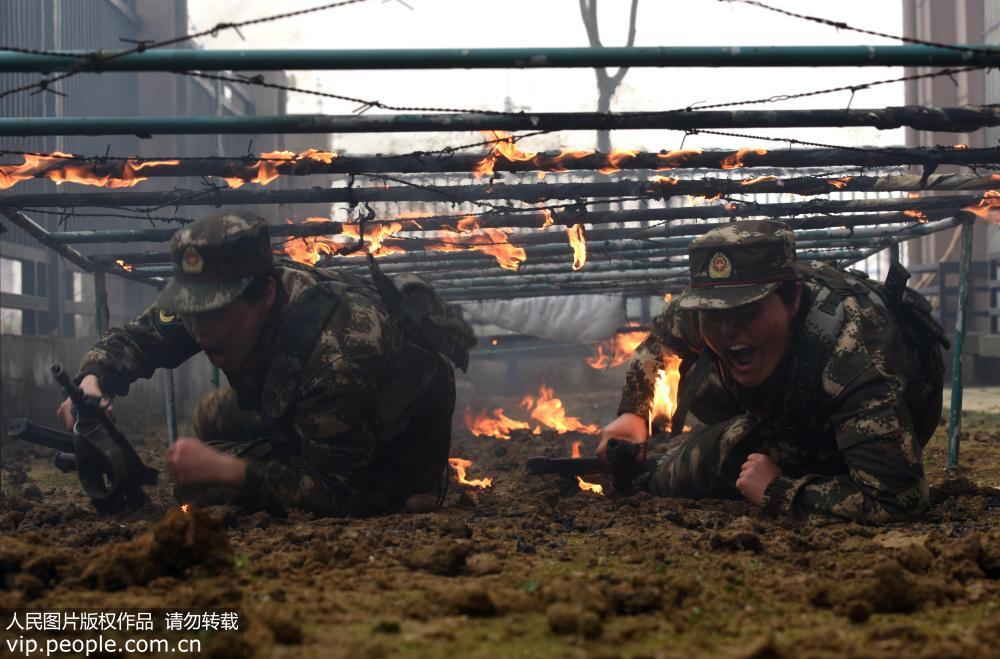 合肥：武警女兵练精兵迎“三八”