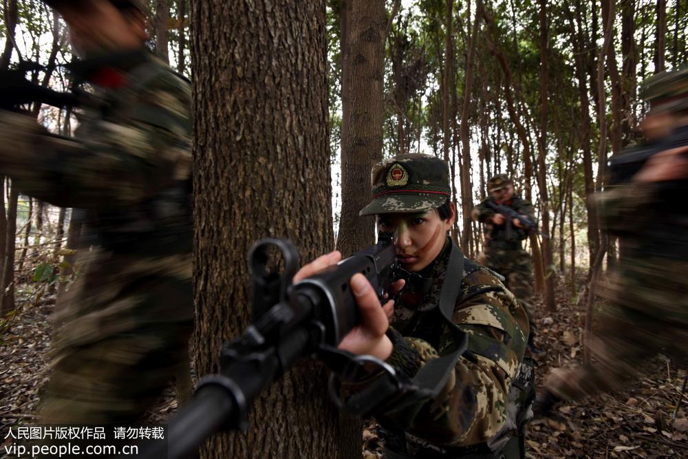 合肥：武警女兵练精兵迎“三八”