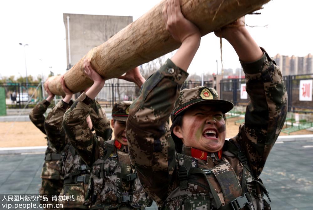 合肥：武警女兵练精兵迎“三八”