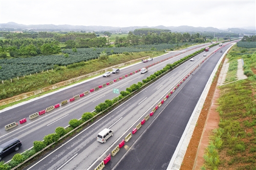 【园区建设-图文】【八桂大地-南宁、柳州、桂林】（首页标题）南柳桂将实现双线通达 （内容页标题）广西今年新建完工9条高速路 南柳桂将实现双线通达