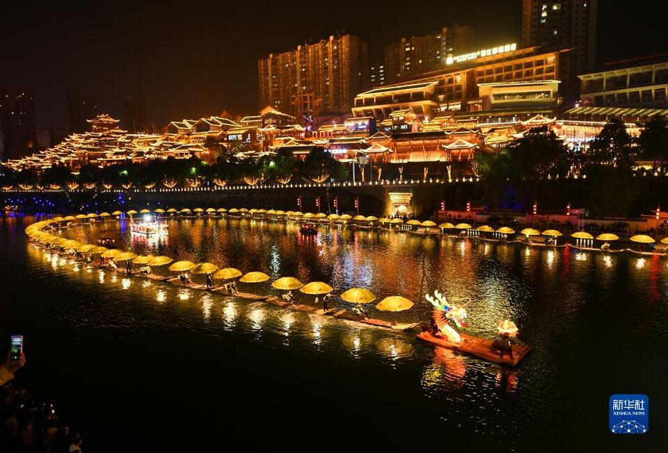 湖北宣恩：一河水淌活“夜经济”