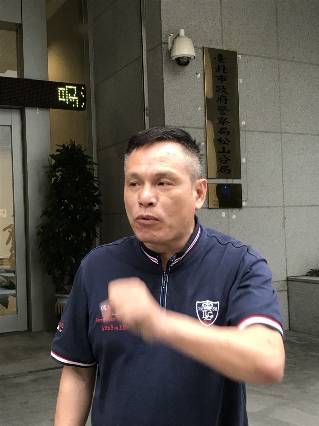 向日驻台机构泼红漆人士：警察告诉我若非穿警服也想这么干