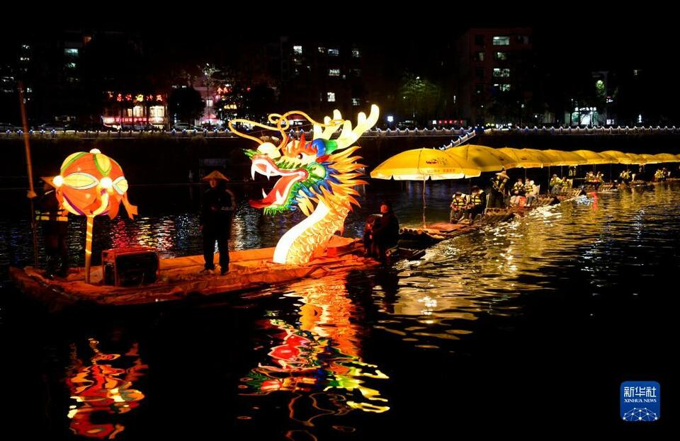 湖北宣恩：一河水淌活“夜经济”