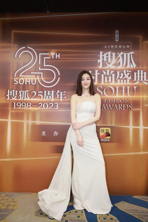 “搜狐25周年庆典暨搜狐时尚盛典”开启 黄晓明获“匠心人物”倪妮摘“表现力人物”_fororder_图片4