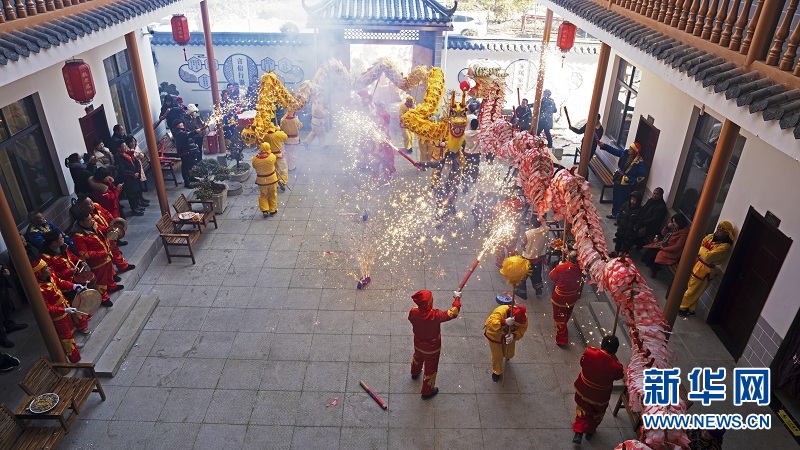 湖北建始：非遗火龙闹新春