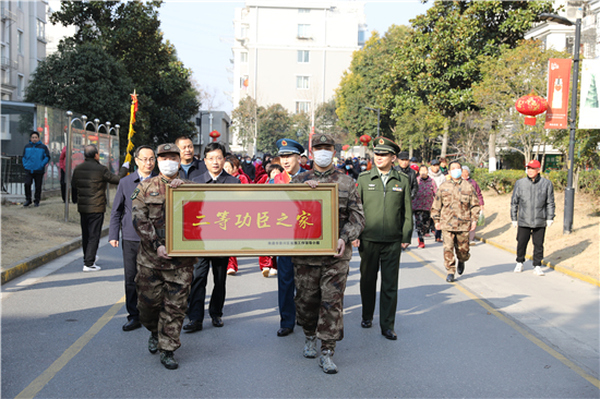 军营创功绩 南通市崇川区为二等功臣送喜报_fororder_1