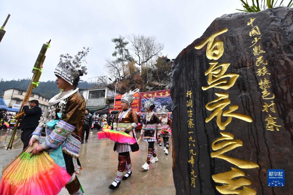 广西融水：“百鸟衣”坡会热闹非凡