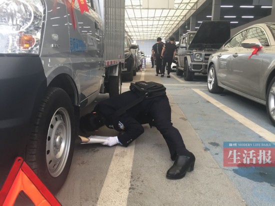 【热门文章】（首页标题）车管警花"火眼金睛"识破假牌车（内容页标题）车管警花有"特技" 炼就"火眼金睛"识破假牌车(图)