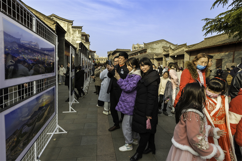 【原创】信阳新县：民俗“踩街”闹元宵_fororder_城市变迁摄影展吸引群众驻足观赏（韩家东 摄）