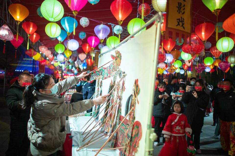 钟鸣楚天闹元宵 千灯万盏照新年