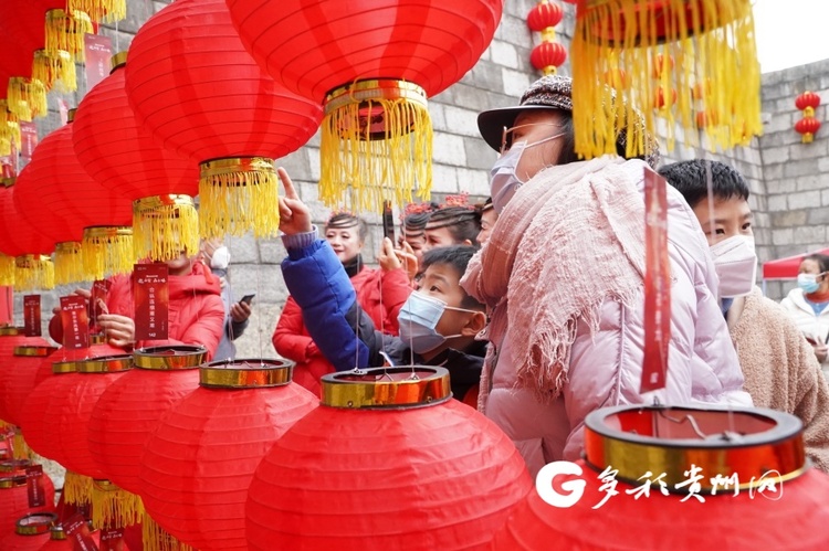 贵阳云岩区举行游园会 花式闹元宵