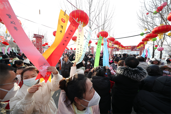 长春市双阳区元宵节系列活动迅速“破圈”  带动都市旅游活起来、火起来_fororder_猜灯谜活动现场 摄影 田家欣