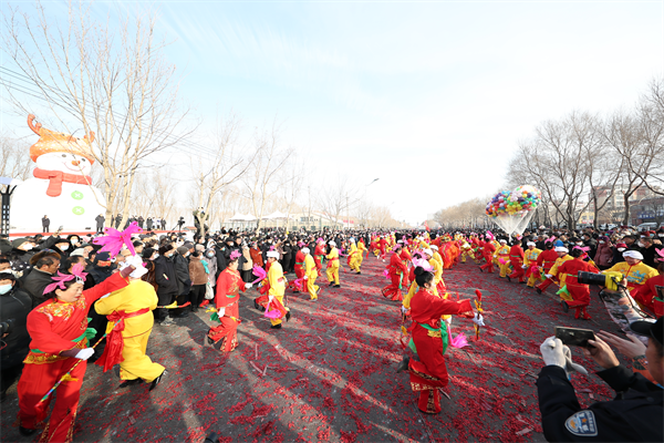 长春市双阳区元宵节系列活动迅速“破圈”  带动都市旅游活起来、火起来_fororder_秧歌展演活动现场 摄影 田家欣