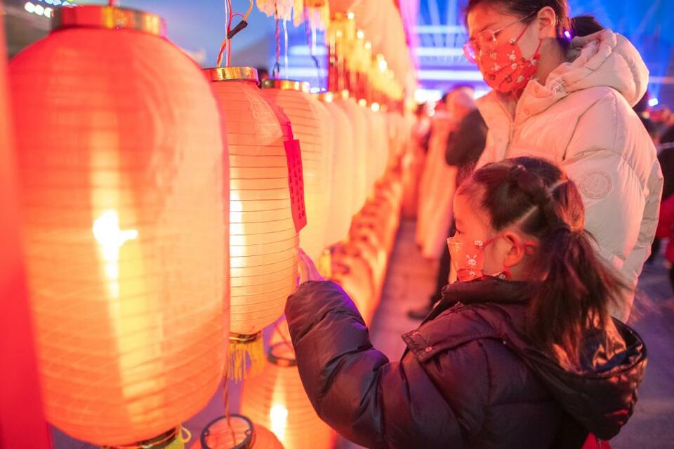 钟鸣楚天闹元宵 千灯万盏照新年