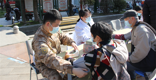 学习雷锋好榜样 义诊助学暖人心_fororder_图片 1