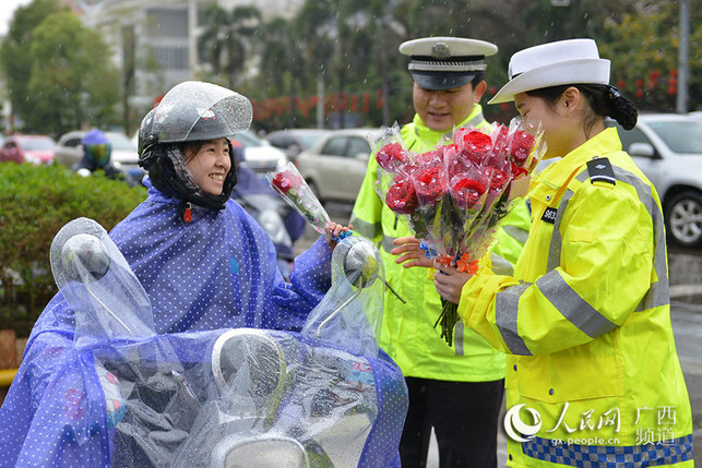 【焦点图】（首页标题）多名钦州女司机收到节日浪漫“罚单”（内容页标题）三八妇女节：50名钦州女司机收到浪漫“罚单”