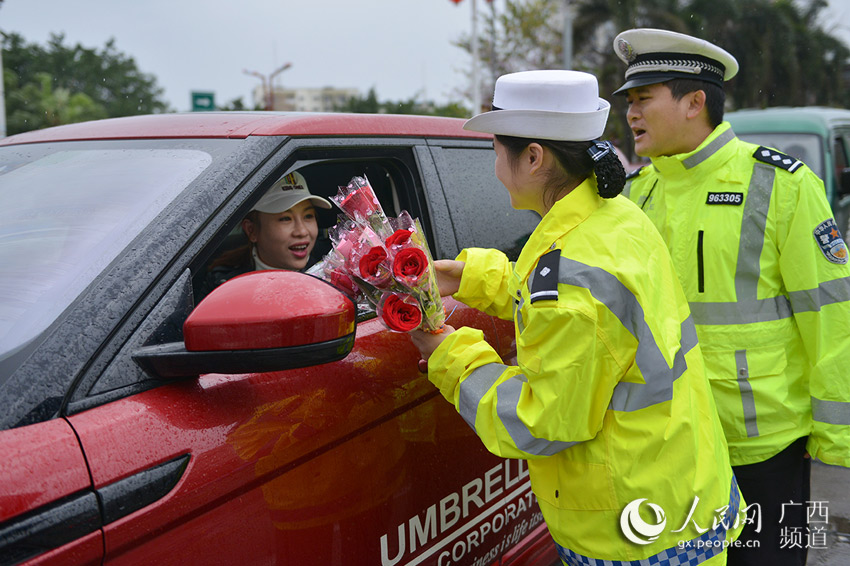 【焦点图】（首页标题）多名钦州女司机收到节日浪漫“罚单”（内容页标题）三八妇女节：50名钦州女司机收到浪漫“罚单”