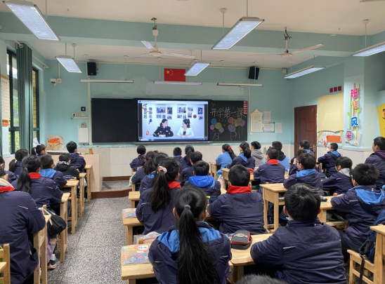 【原创】重庆民警何巧为中小学生上“开学第一课”_fororder_微信图片_20230207111011