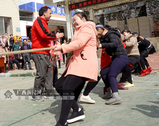 【八桂大地-柳州】（首页标题）趣味竞技庆“三八”妇女节（内容页标题）趣味竞技庆“三八”妇女节 基层妇女乐翻天(图)