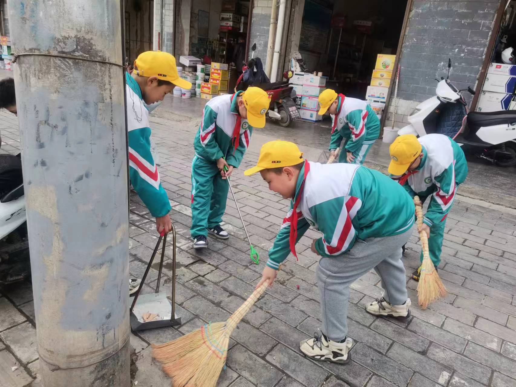 【原创】见行见效学雷锋—天水市学校掀起学雷锋活动新高潮_fororder_秦安县第五小学志愿者打扫城区环境卫生