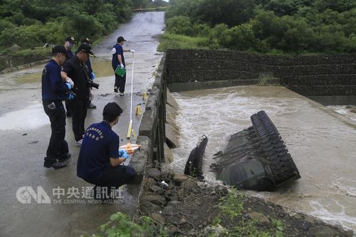 台军坠河坦克中尉车长不治身亡 事故已致4死