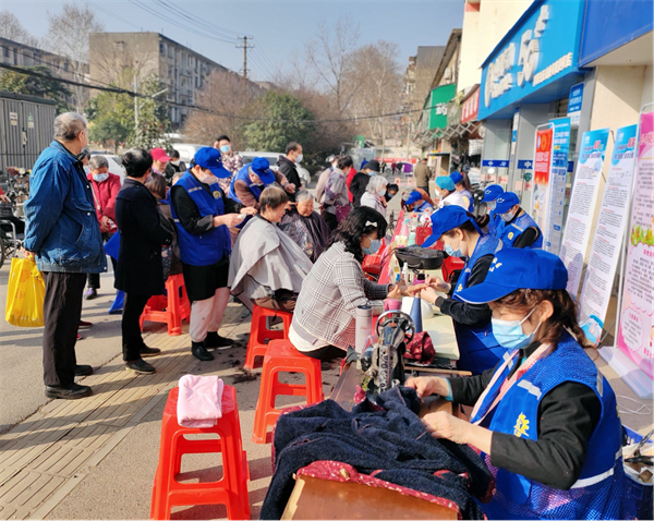 武汉市白玉山街道：“小工匠”们服务忙 学习雷锋绽光芒_fororder_图片9