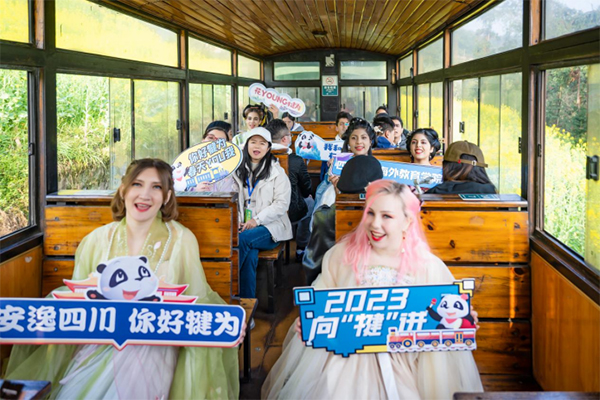 Hello Qianwei, Spring with You and Me | Silk Road Youths Board the Train Bound for Spring to Enjoy Blooming Flower Sea_fororder_图片 2