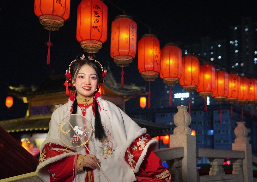 Traditional Chinese culture stimulates cultural tourism in Luoyang