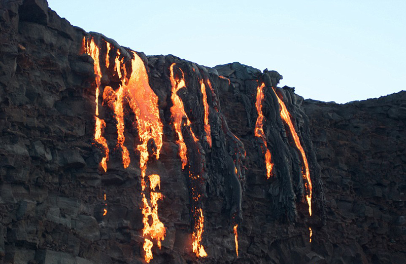 夏威夷火山爆发 高温熔浆流淌成奇观