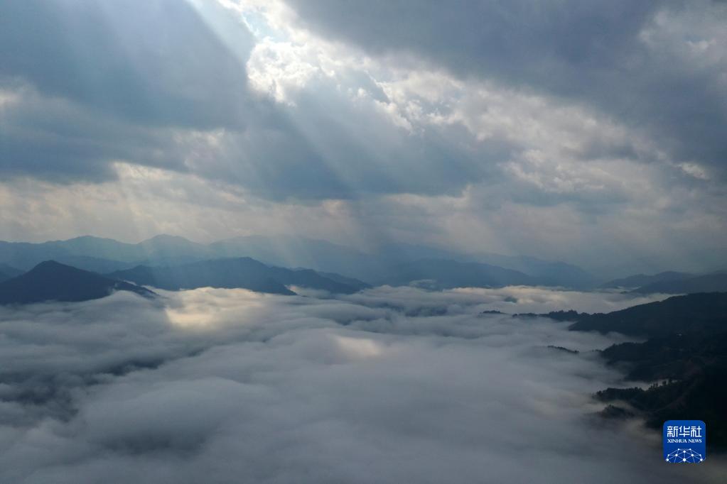 广西：苗山雾景美