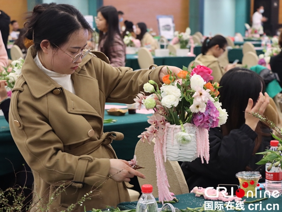 （原创）贵阳贵安举行纪念“三八”国际妇女节传承文化手工艺术活动_fororder_IMG_5782.JPG