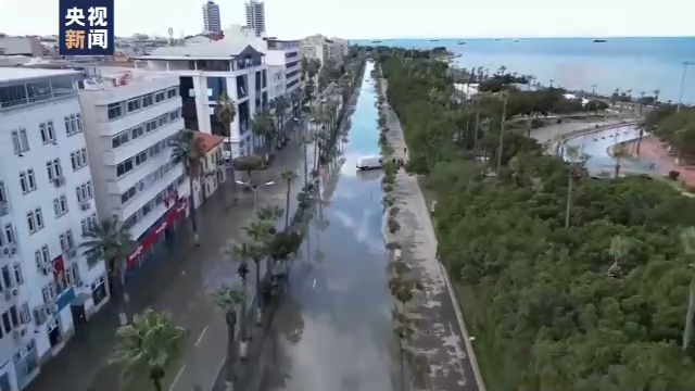 总台记者直击丨不顾严寒 土耳其震区灾民留守搜救现场等候亲人消息