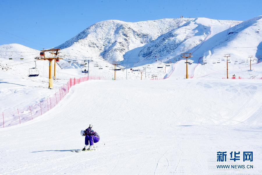 冰雪胜地阿勒泰 阳春三月“不打烊”