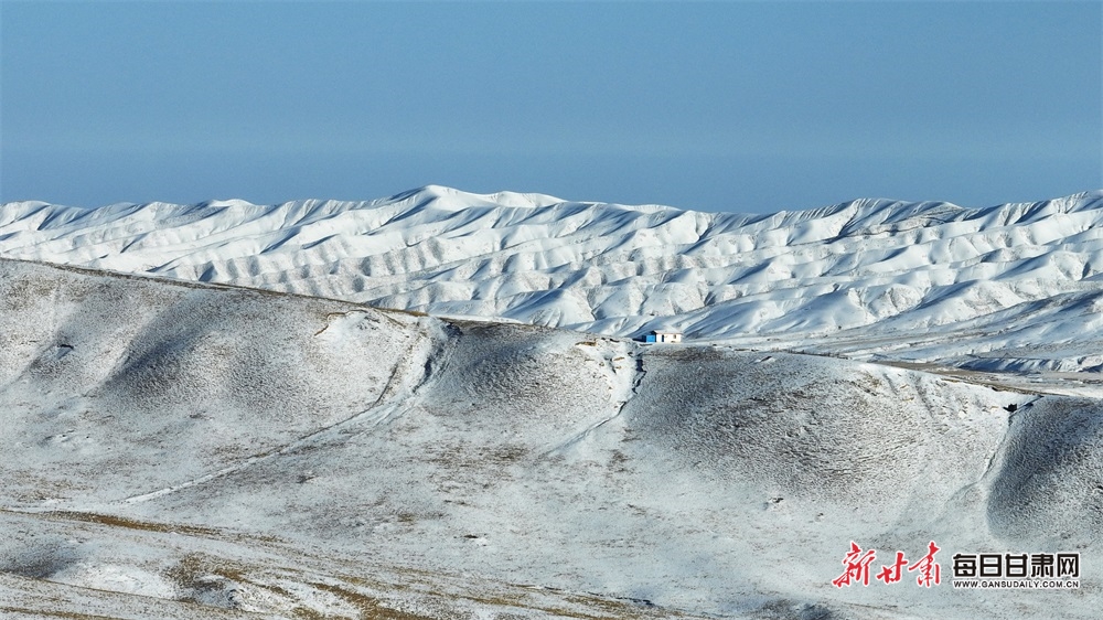 【轮播】武威肃南祁连山：牧群点点山峦间 群峰披银满目景_fororder_2