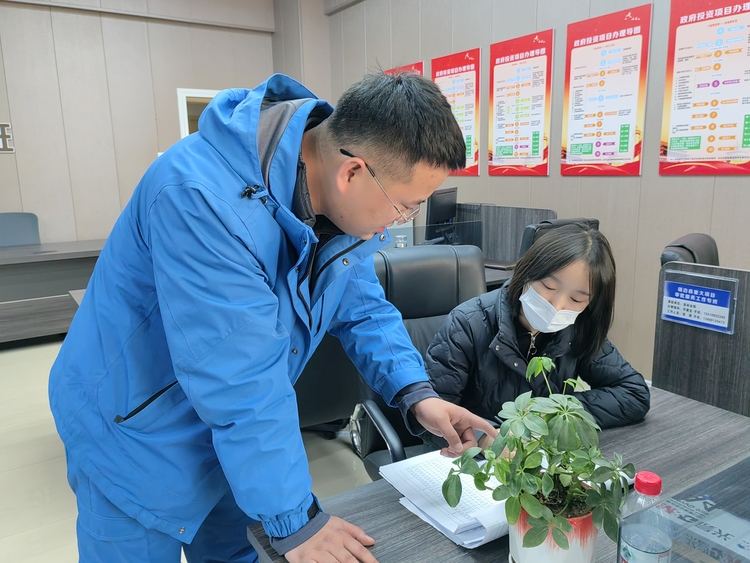 靖边：厚植高质量发展沃土_fororder_企业在工作专班办理相关事项