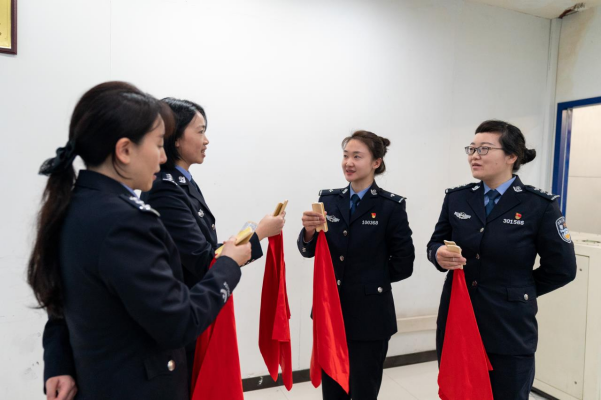 【原创】重庆渝中女民警创新“反诈快板” 打造全民反诈的铜墙铁壁_fororder_图片1(1)