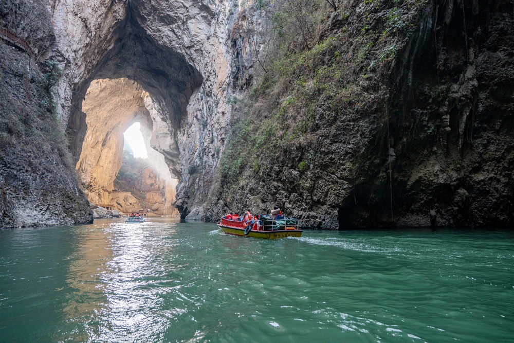 （供稿）贵州毕节：提高旅游服务水平 推动旅游转型升级_fororder_2023年2月11日，游客在贵州省毕节市九洞天风景名胜区内游玩。 (7)