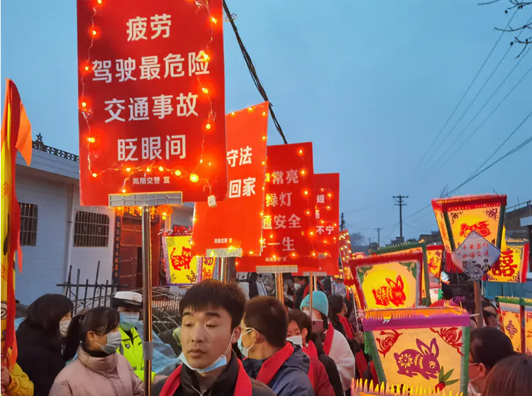 宝鸡凤翔：交通安全排灯“亮起来”