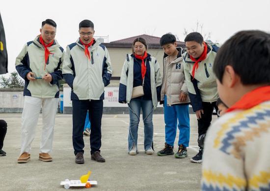 以阅读助力乡村教育 腾势汽车微光图书角照亮少年梦想_fororder_image010