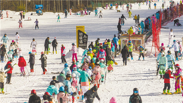 神农架跻身全国热门滑雪场前十  “华中屋脊”冰雪游 一路飞歌一路嗨_fororder_02