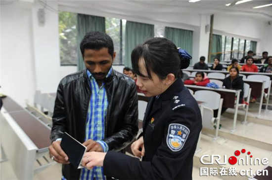 【法制安全】渝中出入境民警深入大学为留学生宣讲出入境政策