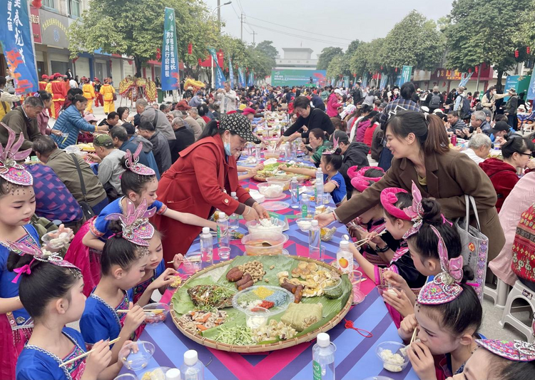 中国—越南国际边关“春龙节”在崇左市龙州县举办_fororder_图片4